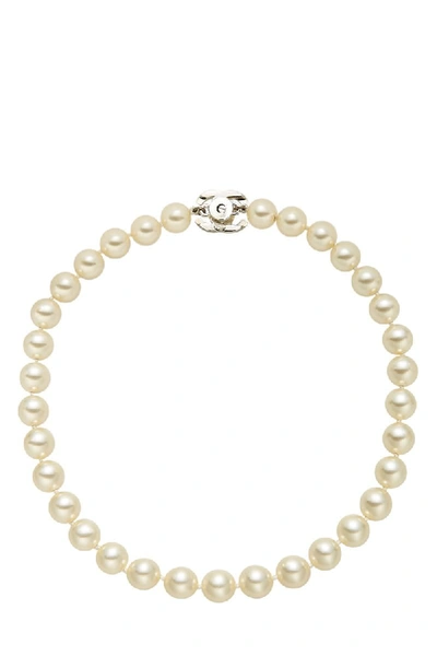 Pre-owned Chanel White Faux Pearl 'cc' Turn-lock Choker