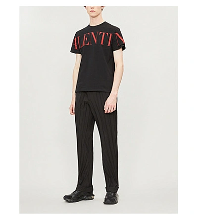 Shop Valentino Graphic Logo-print Cotton T-shirt In Black+red