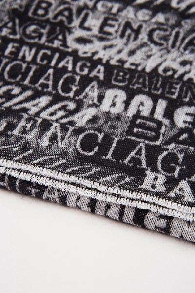 Shop Balenciaga Woll-seiden Schal Mit Logo-detail Schwarz/weiss In Grey