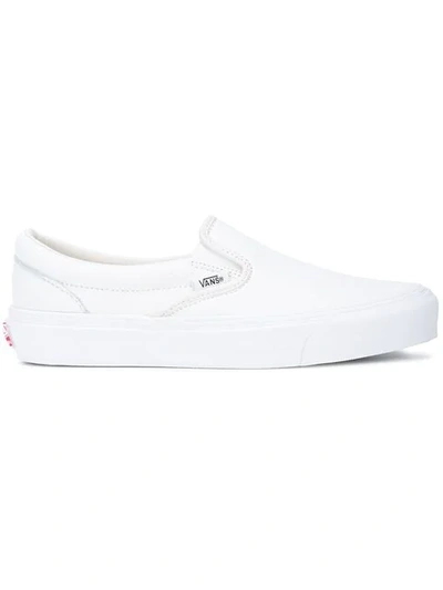 Vans vault hotsell slip on white