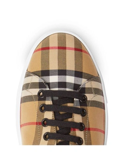 Shop Burberry Sneakers Mit Vintage-check In Neutrals