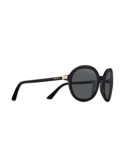 Shop Prada Runde Sonnenbrille In Black