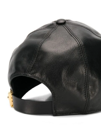 Shop Versace Baseballkappe Mit Sicherheitsnadel In I008 Nero