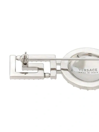 Shop Versace Brosche Mit Medusa-motiv In Silver