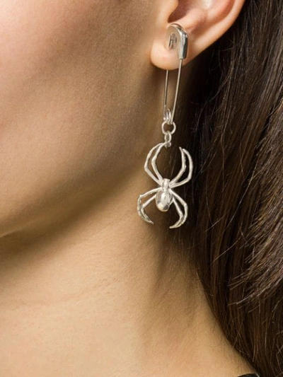 AMBUSH SPIDER PENDANT EARRING - 金属色