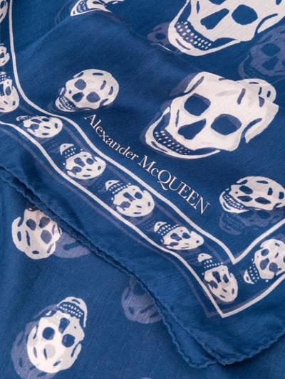 Shop Alexander Mcqueen Seidenschal Mit Totenkopf-print In Blue