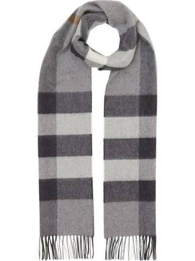 Shop Burberry Karierter Kaschmirschal In Grey