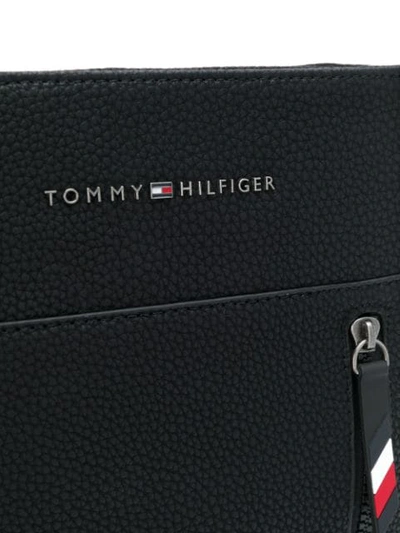 Shop Tommy Hilfiger Kuriertasche Mit Logo In Black
