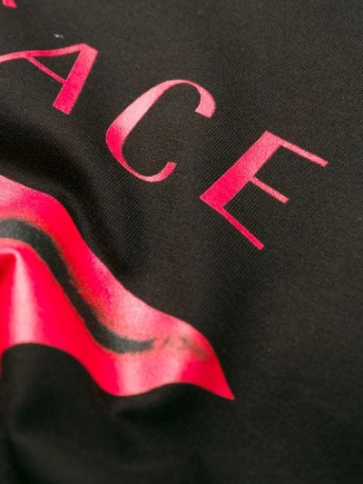 Shop Versace T-shirt Mit Logo-print In Black