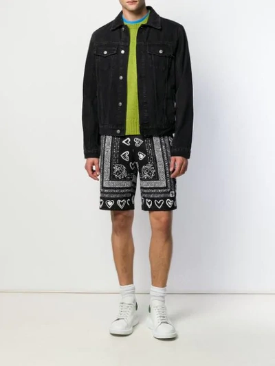 Shop Versace Shorts Mit Bandana-print In A71r