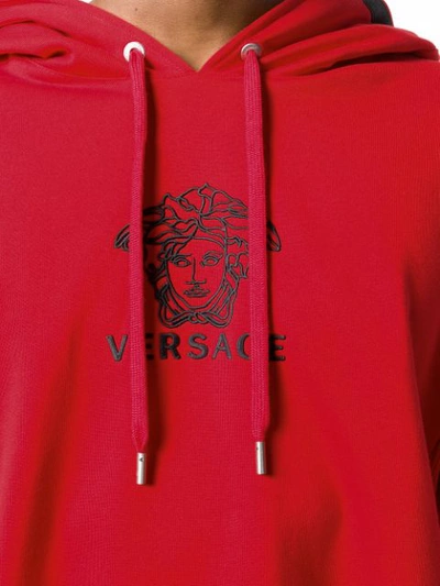 Shop Versace Kapuzenpullover Mit Logo-stickerei In A041 Red
