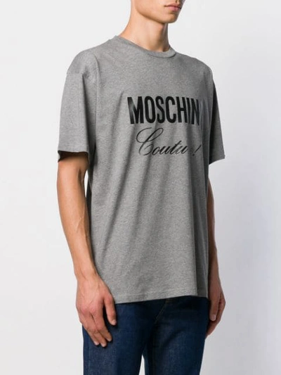 Shop Moschino T-shirt Mit Logo In 灰色