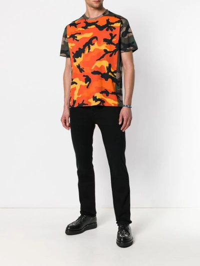 Shop Valentino T-shirt Mit Camouflage-print In Multicolour