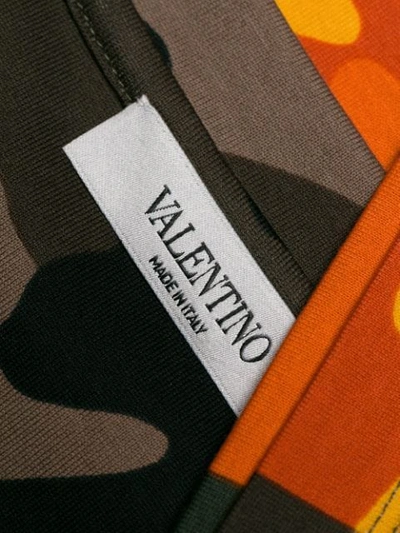 Shop Valentino T-shirt Mit Camouflage-print In Multicolour