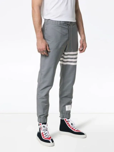 THOM BROWNE STRIPED DETAIL TROUSERS - 灰色