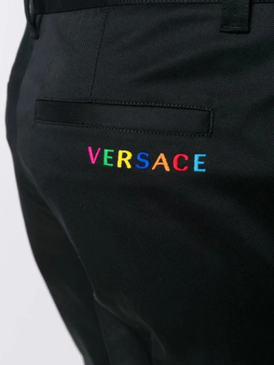VERSACE EMBROIDERED LOGO CHINOS - 黑色