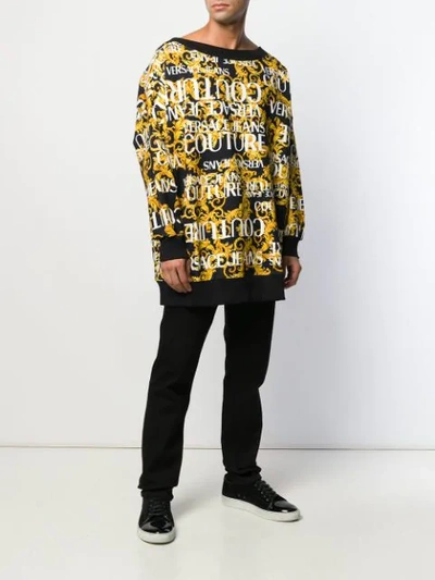 VERSACE JEANS BAROQUE LOGO-PRINT SWEATSHIRT - 大地色