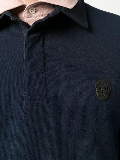 Shop Alexander Mcqueen Poloshirt Mit Kontrastkragen In Blue