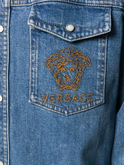 VERSACE EMBROIDERED MEDUSA DENIM SHIRT - 蓝色