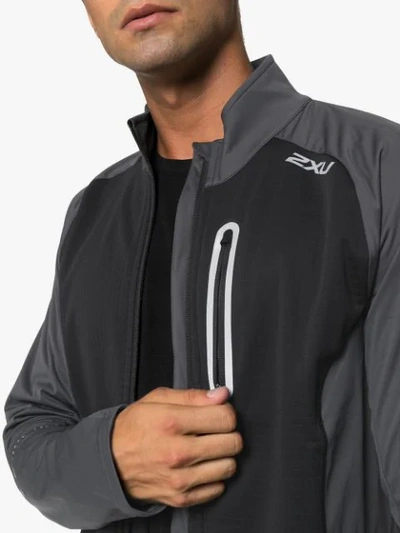 Shop 2xu 'pursuit' Thermojacke In Grey/ Black