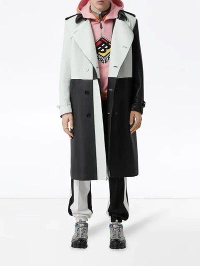 Shop Burberry Zweifarbiger Trenchcoat In White