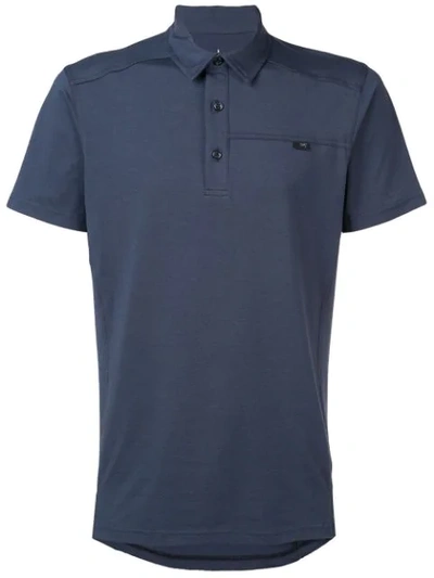 Shop Arc'teryx Poloshirt Mit Logo-schild - Blau In Blue