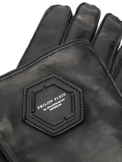 Shop Philipp Plein Logo Plaque Gloves In Black