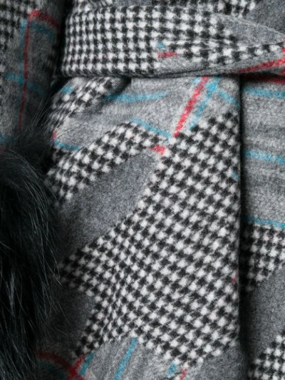 Shop Ava Adore Karierter Mantel - Grau In Grey
