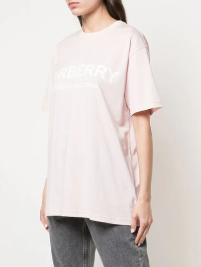 Shop Burberry T-shirt Mit Logo-print In Pink