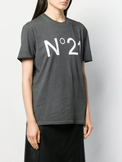 Shop N°21 Logo Print T-shirt In 8758 Grigio