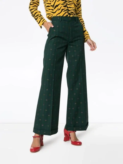 GUCCI PINSTRIPE FLARED WOOL LOGO TROUSERS - 绿色