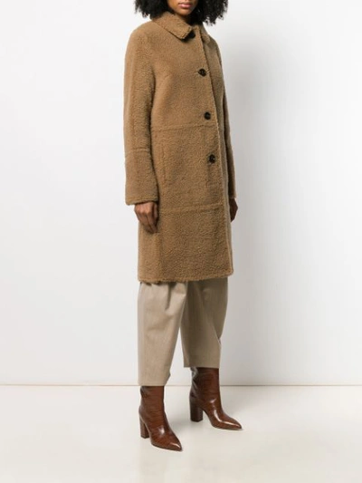 Shop Yves Salomon Geknöpfter Shearling-mantel In A2049 Sarasin