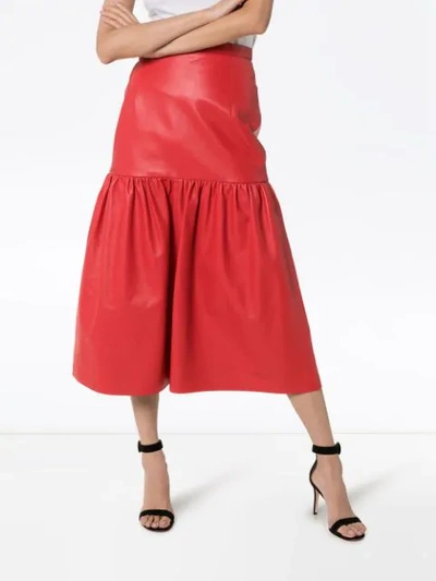 CHRISTOPHER KANE HIGH-WAISTED GATHERED LEATHER MIDI SKIRT - 红色