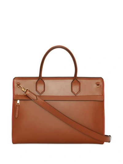 Shop Burberry Mittelgrosse 'elizabeth' Handtasche In Malt Brown