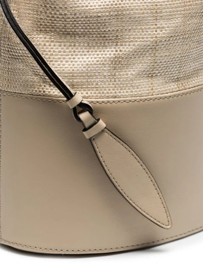 HUNTING SEASON BEIGE LOLA LEATHER AND STRAW BUCKET BAG - 大地色