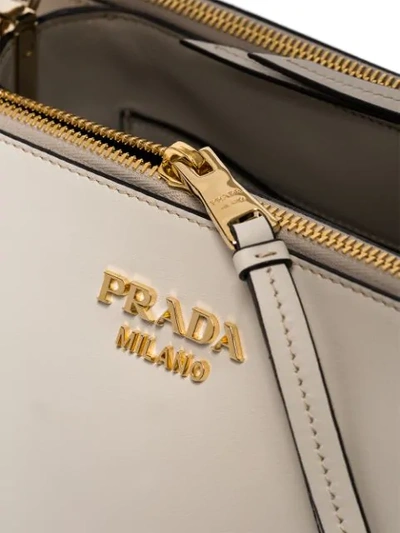 Shop Prada Kleine Handtasche In White
