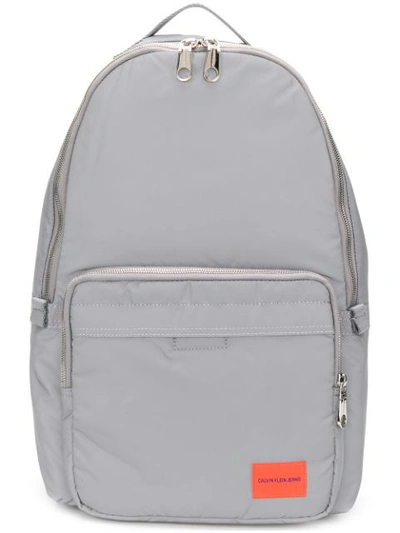 CALVIN KLEIN JEANS LOGO PATCH BACKPACK - 灰色