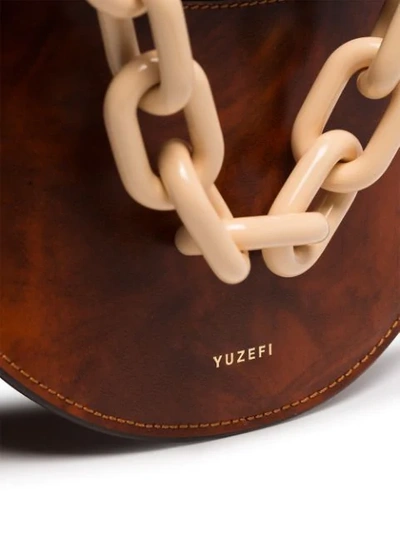 YUZEFI DORIS MARBLE-EFFECT SHOULDER BAG - 棕色