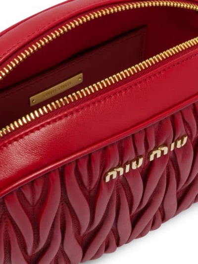 MIU MIU MATELASSÉ BANDOLEER SHOULDER BAG - 红色