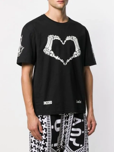 Shop Ktz Skeleton Heart Print T-shirt In Black