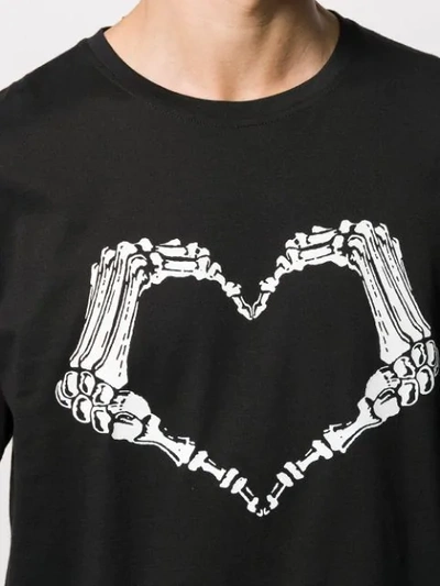 Shop Ktz Skeleton Heart Print T-shirt In Black