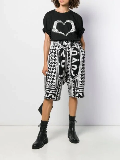 Shop Ktz Skeleton Heart Print T-shirt In Black