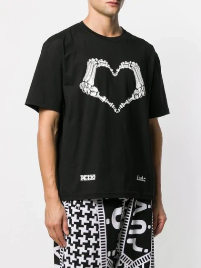 Shop Ktz Skeleton Heart Print T-shirt In Black