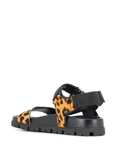 PRADA LEOPARD PRINT FLATFORM SANDALS - 棕色