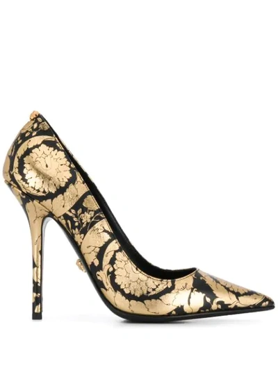 Shop Versace Pumps Mit Print In D4doh Nero+oro-oro Caldo