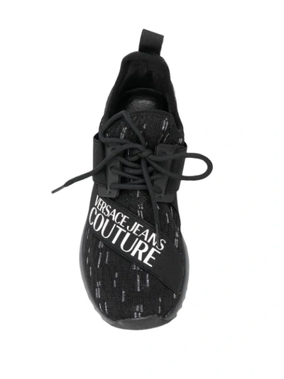 VERSACE JEANS COUTURE LOGO PRINT LOW TOP SNEAKERS - 黑色