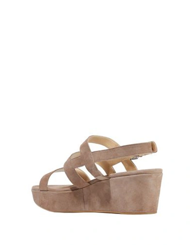 Stuart Weitzman Sandals In Beige