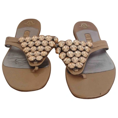 GINA Pre-owned Patent Leather Flip Flops In Beige