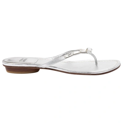 Pre-owned Stuart Weitzman Leather Flip Flops In Silver