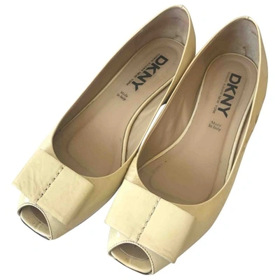 Pre-owned Dkny Patent Leather Sandal In Beige